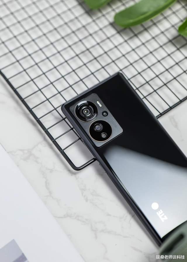 中兴Axon40 Pro上手体验:618值得入手的3000元档“水桶”机