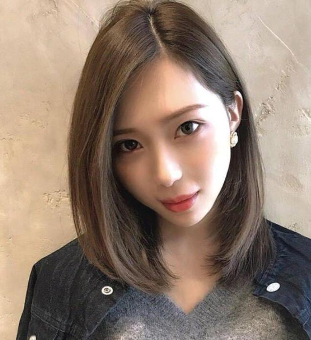出水芙蓉 50岁的女人这样剪短发，优雅不失大气