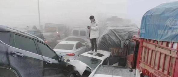 郑州200多辆汽车相撞1人死亡,雾天等恶劣天气时要谨慎慢行