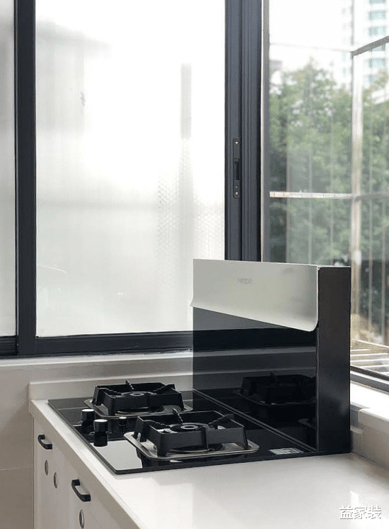 客厅没有电视没有背景墙,却非常的大气,这个装修太有远见了!