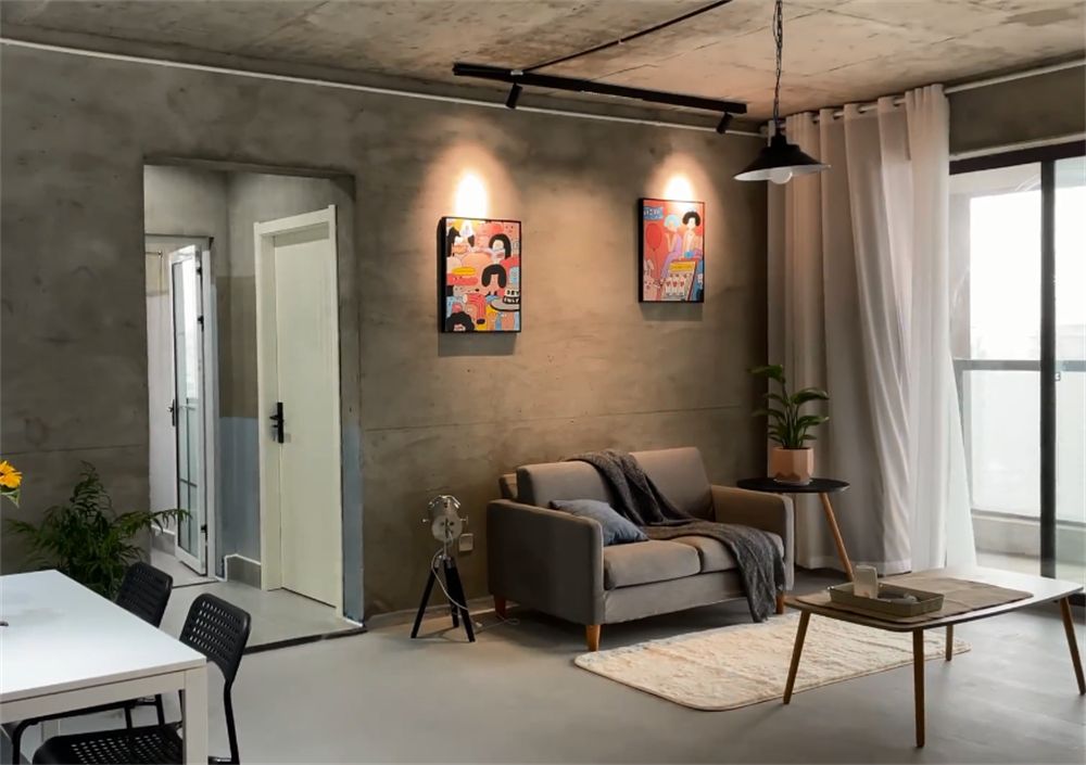 一位90后小哥为省钱,不装修直接住进毛坯房,网友:一个人住挺爽