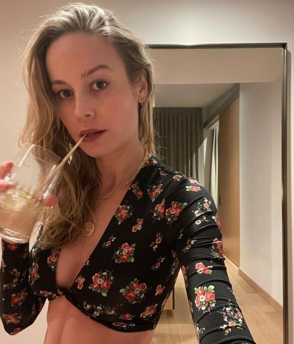 布丽·拉尔森|十分满意!“惊奇队长”布丽拉尔森大秀身材:腹肌清晰