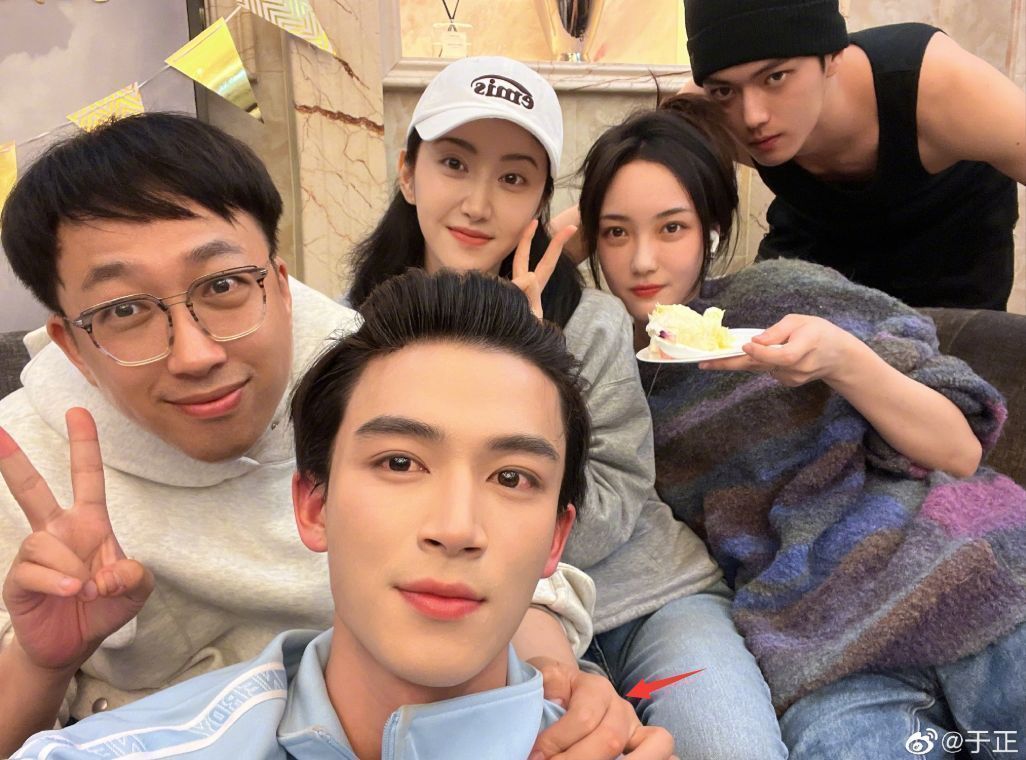 陈情令|于正为许凯王星越庆生，相差7岁看不出年龄差，景甜坐中间气质好