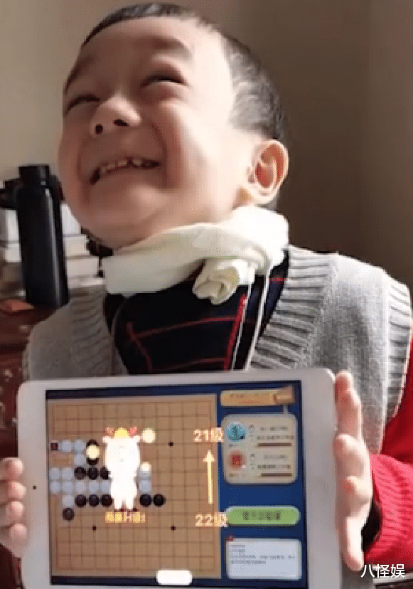 汪涵|汪涵老婆罕晒儿子,7岁沐沐给妈妈织围巾,游泳获两块奖牌超优秀