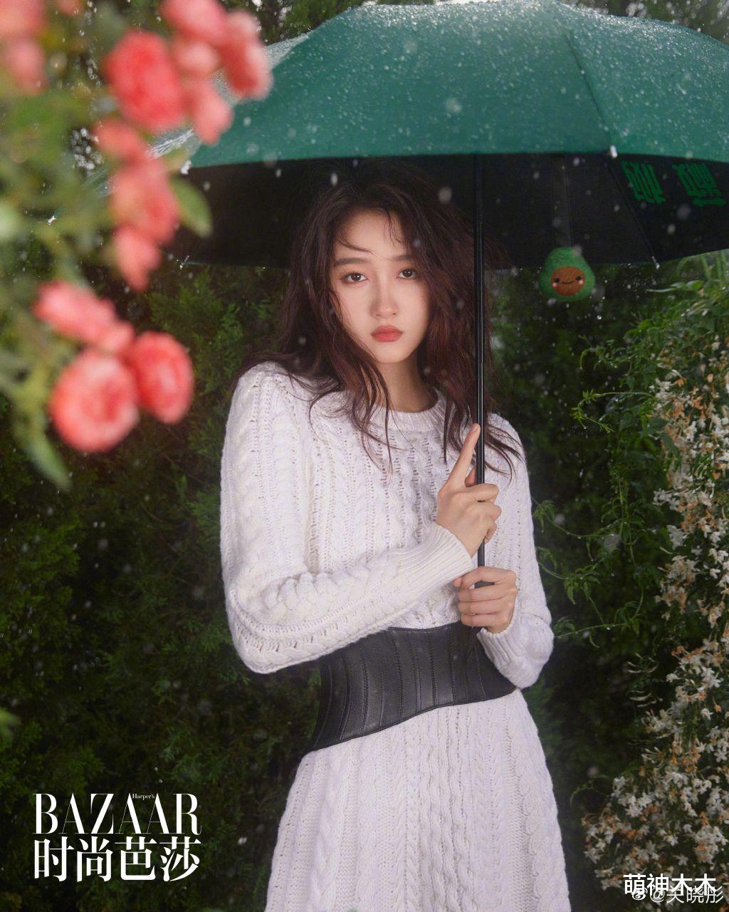 关晓彤|关晓彤时尚照又翻车!绿眼影嘟嘟嘴,为凹出直角肩站姿扭曲