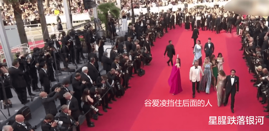 戛纳红毯|谷爱凌现身戛纳红毯,遭两次驱逐才离开,转圈摆造型却无人拍照