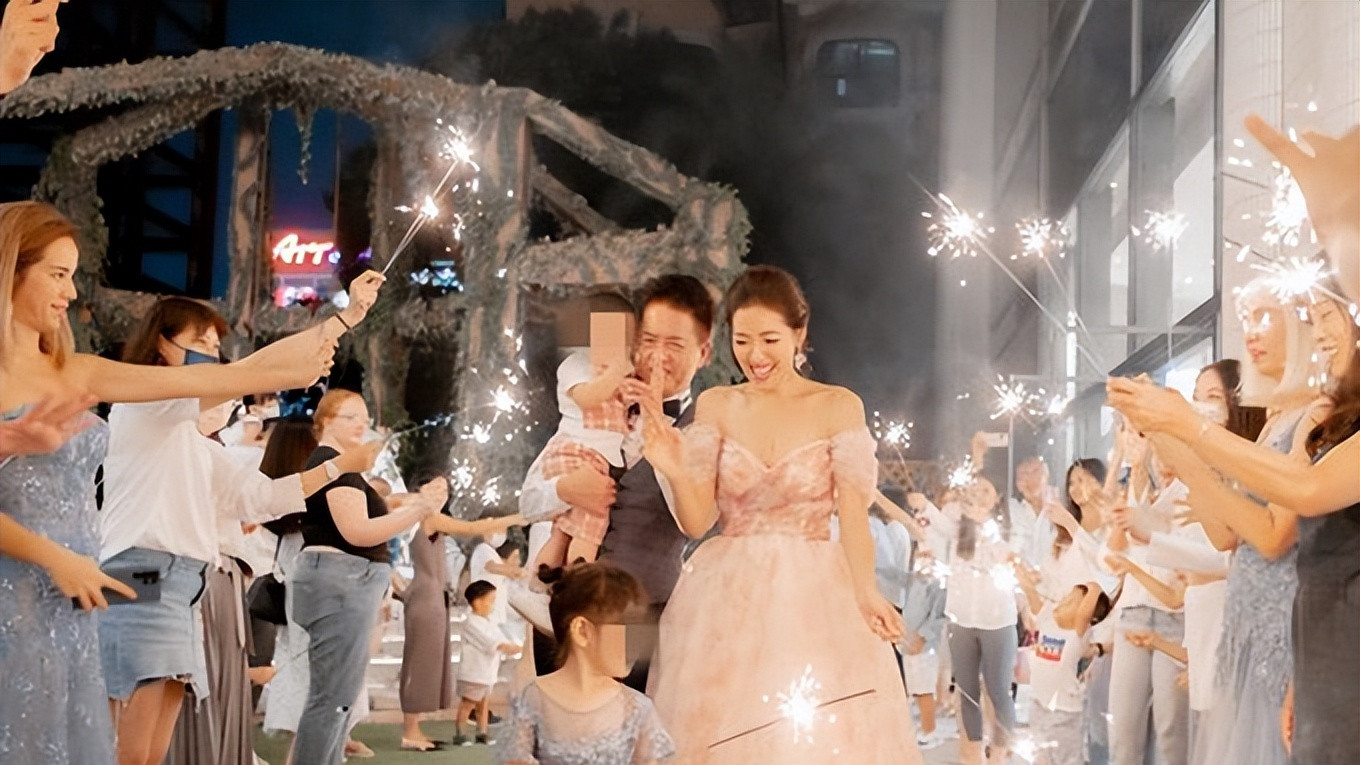 刘伊心|37岁女星为儿子办奢华周岁宴！61岁富豪老公老来得子，笑容很灿烂