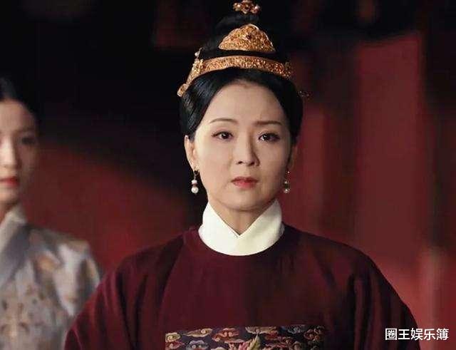 于正|别流行于正寡淡风了!这部剧服道化五彩缤纷,丫鬟造型都精致多变