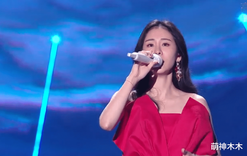 孙俪|众星亮相818晚会：关晓彤穿梦幻蛋糕裙，孙俪裸色长裙失策显胖