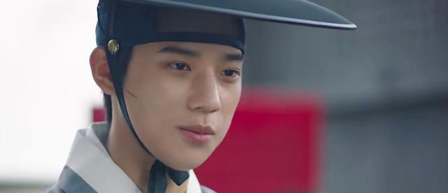 王后伞下|《王后伞下》老二又帅又善良，怪不得这个女子要追着他跑，太甜蜜