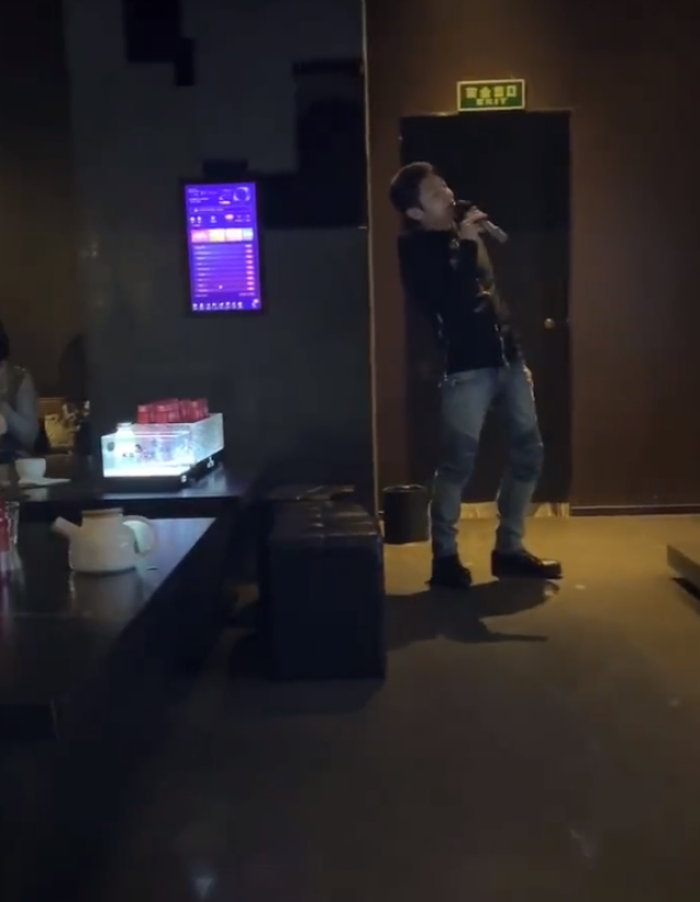 撒贝宁|撒贝宁带妻子参加同学聚会,穿高跟鞋比李白矮半头,搂抱妻子画面恩爱