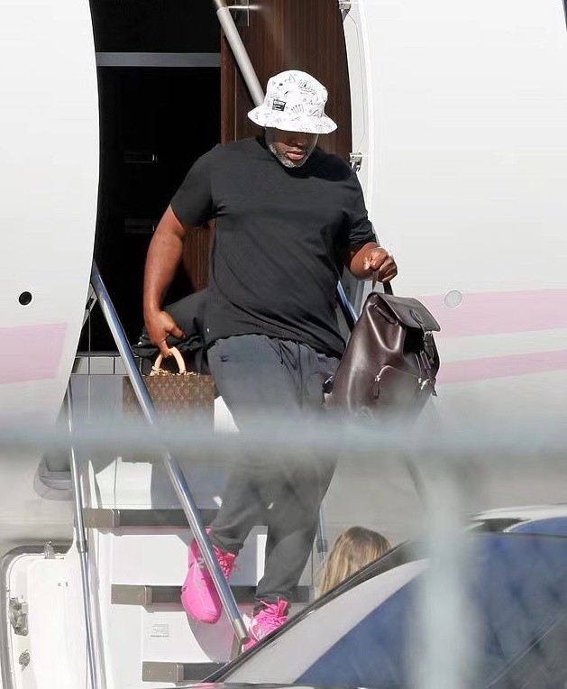 卡戴珊|66岁卡戴珊妈妈穿豹纹睡衣出门!41岁黑人男友好老,主动为她拎包