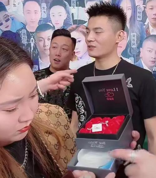 钻戒|“50万钻戒”卖出白菜价?带货网红一本正经地“演戏”,该管管了