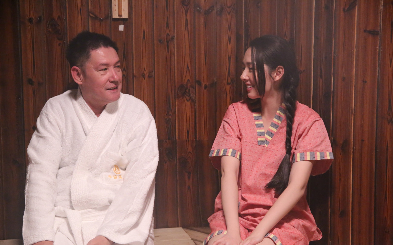 郭碧婷|向佐晒夫妻合影,两人站在樱花树下同框,郭碧婷神色疲惫且憔悴