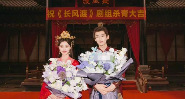 宋轶|宋轶和白敬亭公费恋爱很甜，片场拥抱接吻，女方较主动男方宠溺