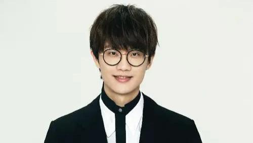 许嵩|36岁许嵩铁树开花，与女生同回家中，对方小14岁，身材高挑176cm