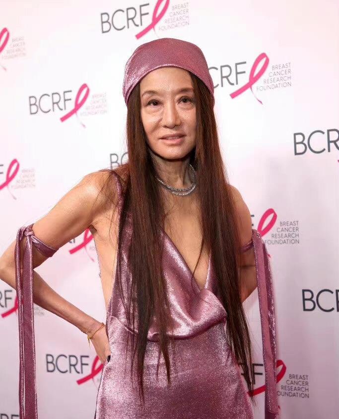 粉色|73岁王薇薇真是“不服老”!穿全粉礼服自信抢镜,大秀纤细身段