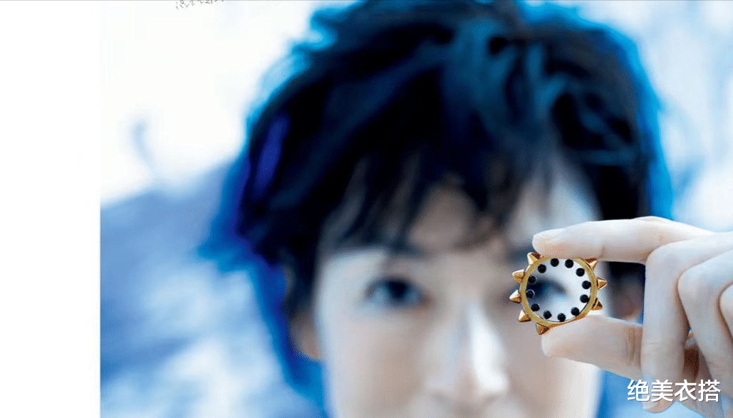 粉色|春天的职场“大女人风”,为什么讨人喜欢?3个造型细节,真飒美