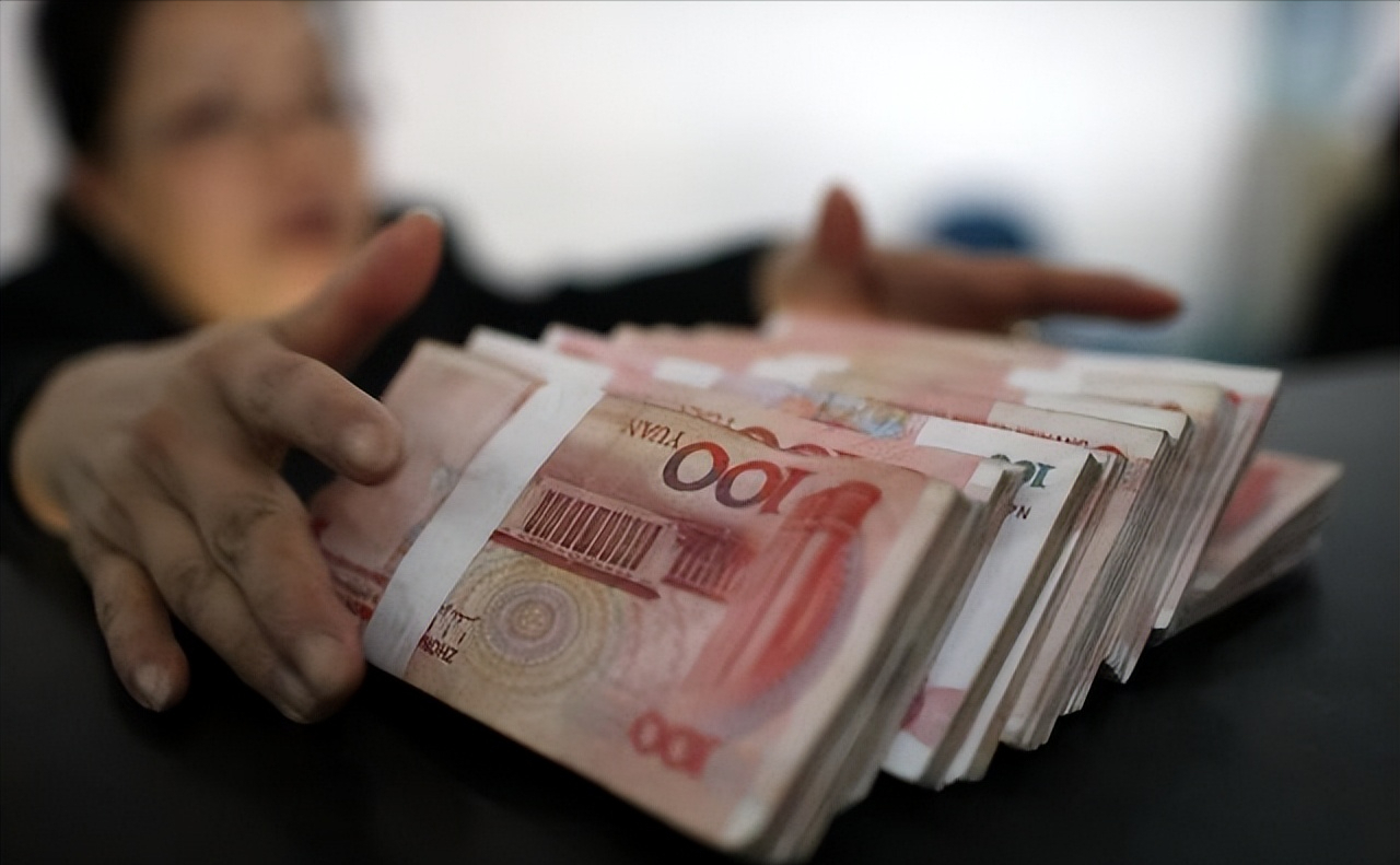 云南昆明,男子在银行取了21000元,晚上银行就给他打电话,称多给了他10000