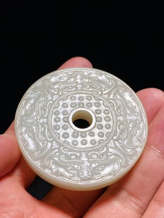 和田玉籽料|清乾隆 和田玉籽料 白玉 兽面谷纹 玉璧 挂件