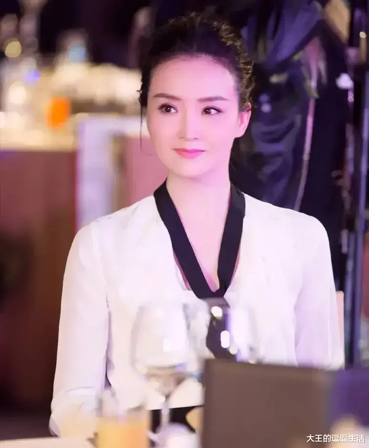 阔腿裤 46岁王艳真抗老，白绒大衣配阔腿裤温柔大气，扎个马尾美回18岁