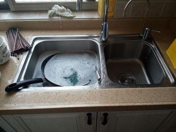 同样都是小厨房看看人家日本,水槽边缘下沉10cm,灶台清清爽爽