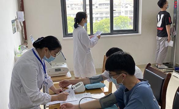 医生|高考体检要“全裸上阵”，女生听了脸都红了，医生：谁愿意看你