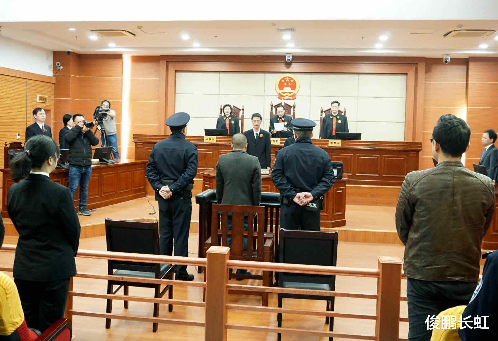 14年四川男孩网购买24把\玩具枪\被判无期,父亲现学刑法成功翻案