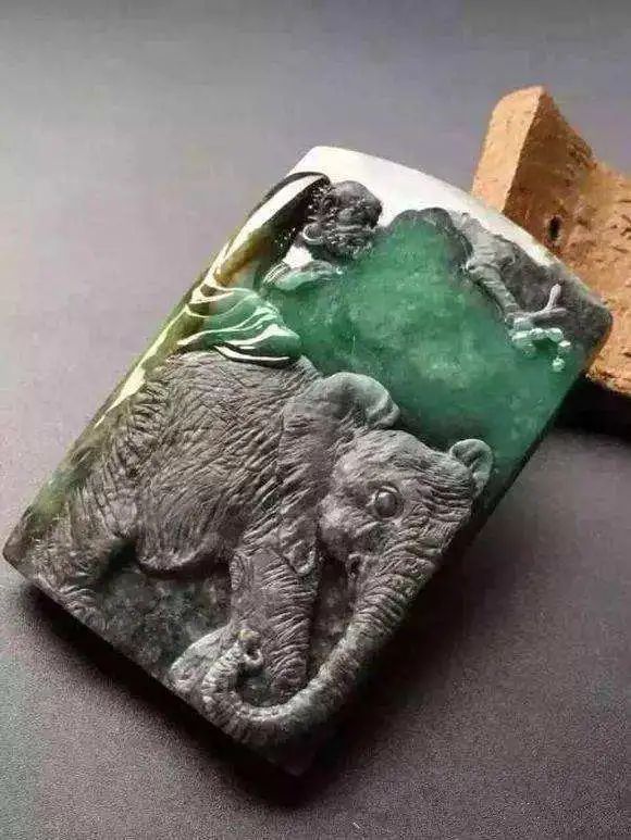 翡翠|翡翠玉雕中的巧色，分色，俏色你分清楚了吗