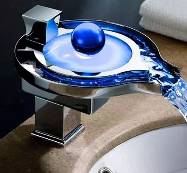 新式“水龙头”一出,太阳能就不顶事了,每分钟都有热水,真高级