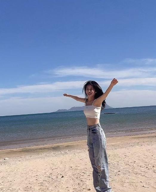 颖儿|颖儿穿吊带海边晒照，身材扁平无美感，与付辛博AA制婚姻怎样了？