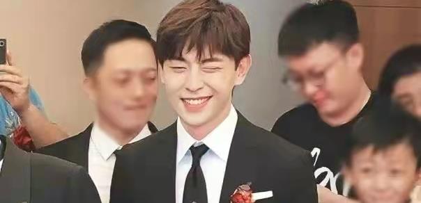 胡歌|胡歌参加发小公司年会引起轰动，原来明星想变路人也不容易呀