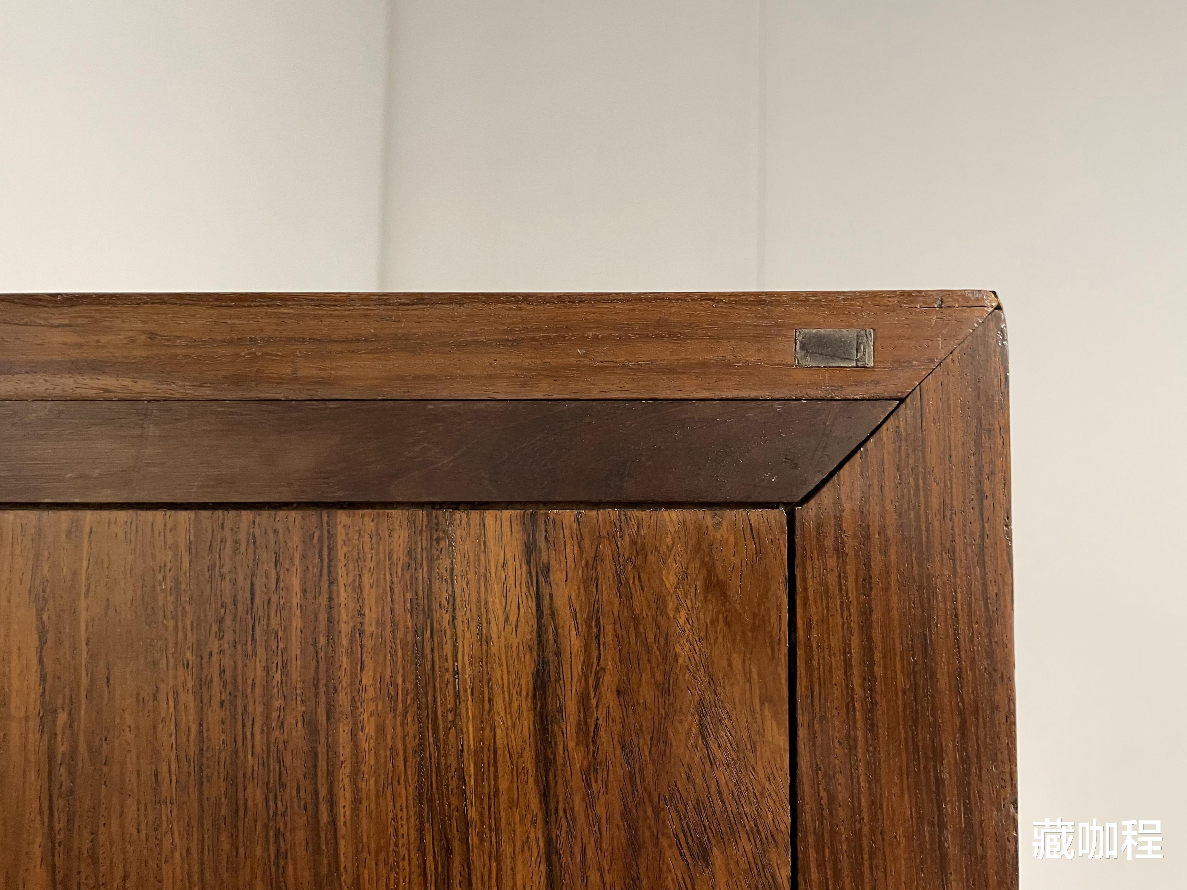 |顶面抹头一分为二，黄花梨方角柜不循规蹈矩