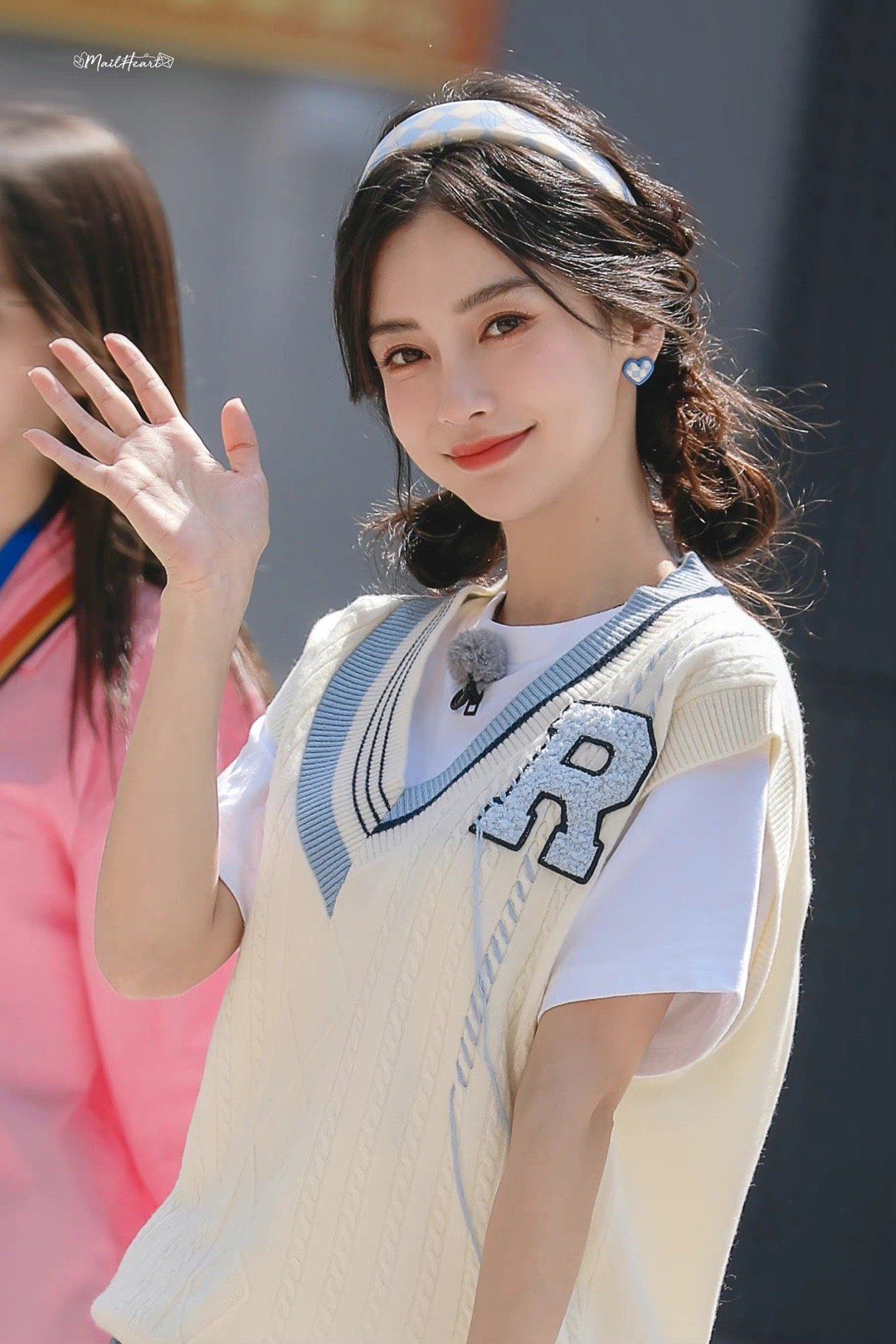 护肤品 Angelababy好会扮嫩，扎双丸子头扮演女学生，元气满满好漂亮