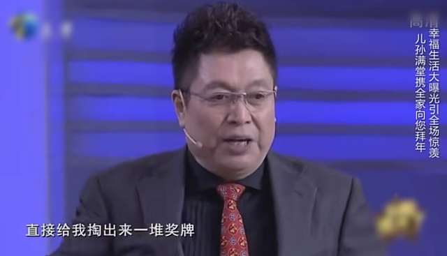 王为念|63岁主持人王为念罕晒亲孙子，豪宅内满墙书，离婚两次后至今单身