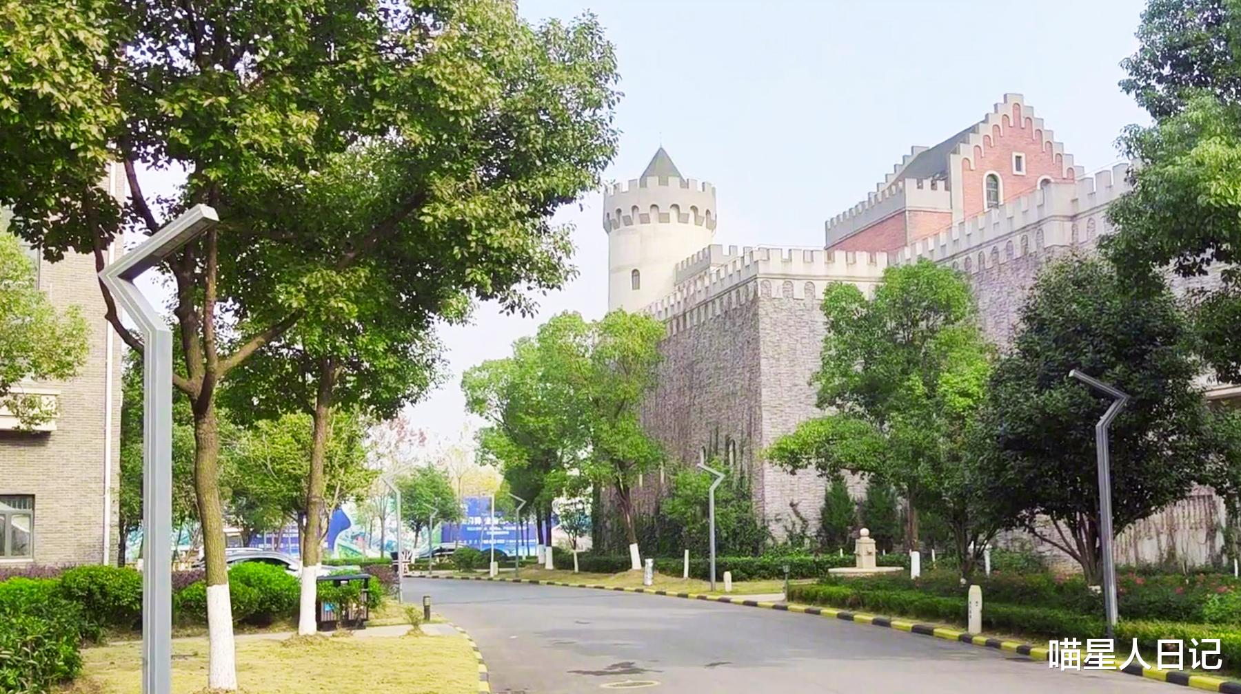 武汉城区青菱河边有座欧式小镇,建满异域风情建筑,街拍好地方