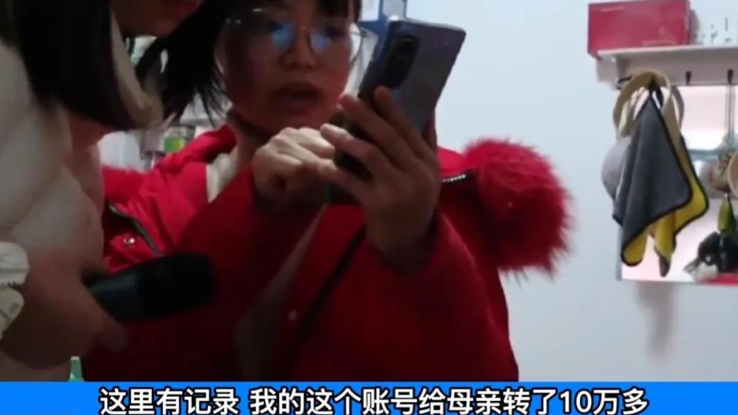 亲生母亲谎称儿子不给赡养费，竟上街挂牌骂街，除非给100万否则没完！