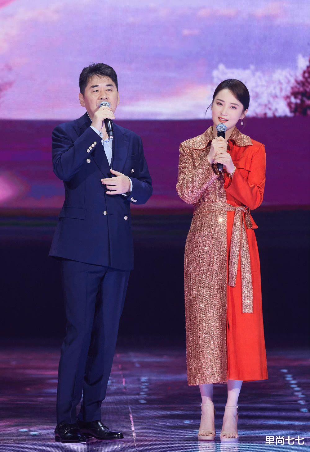 蒋勤勤 陈建斌怎么老成这样了!换新发型变老头,同框蒋勤勤穿红裙像女儿