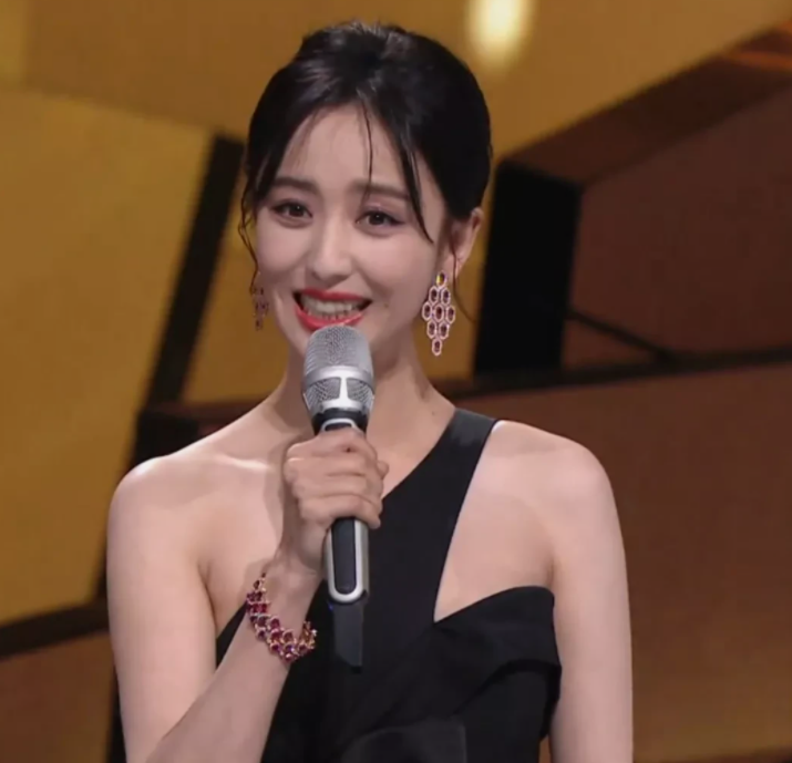 殷桃|不戴珠宝、素颜领奖，殷桃的清醒让太多娱乐圈女明星汗颜！