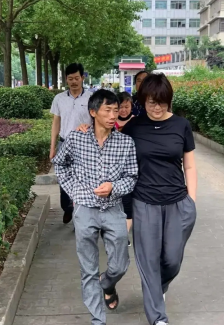 袁立|袁立小11岁老公太黏人了！出门搂着不撒手，儿子颜值超高像混血宝宝