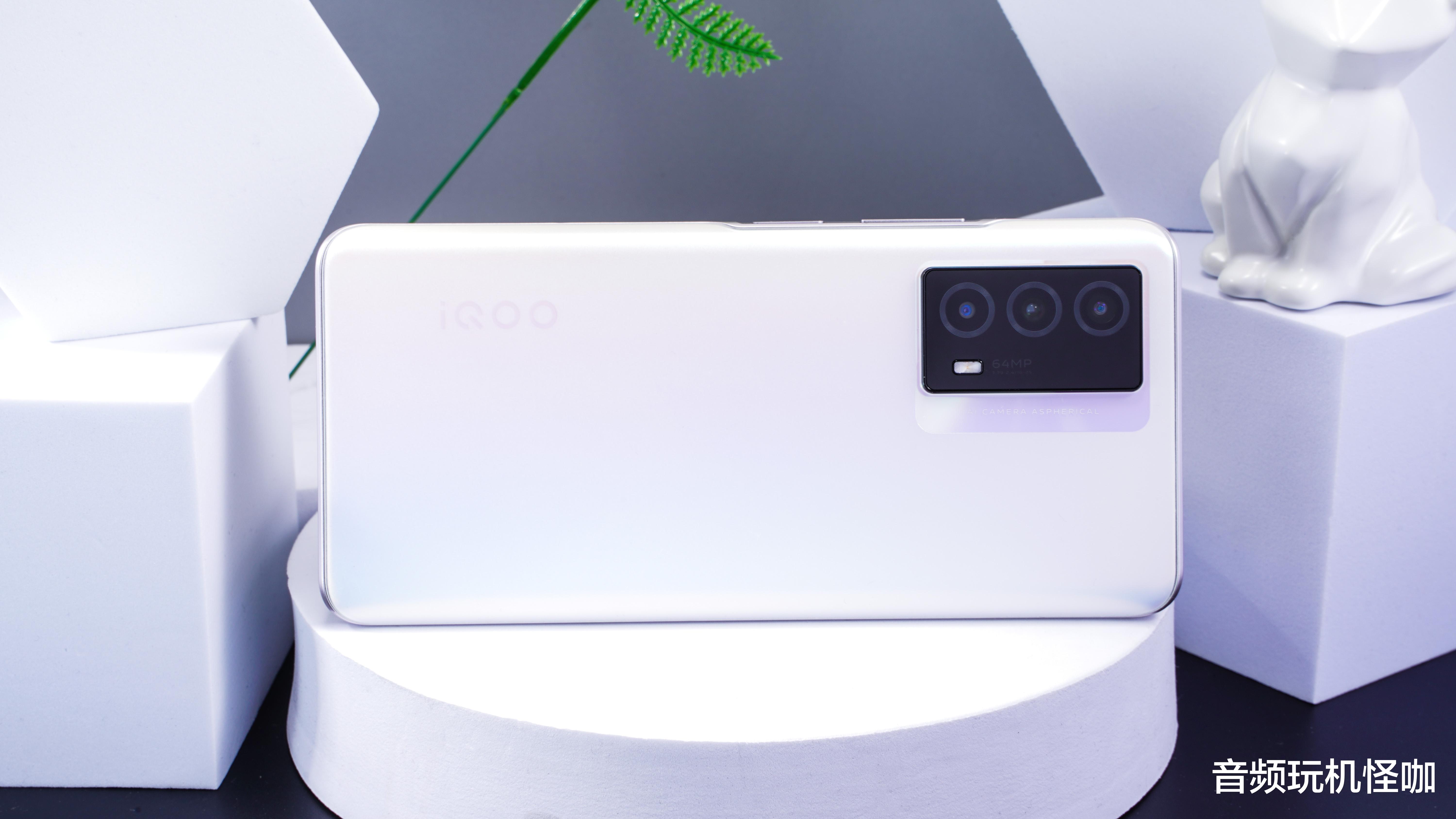 iqoo|LCD党狂喜,千元价格,旗舰体验的游戏利器