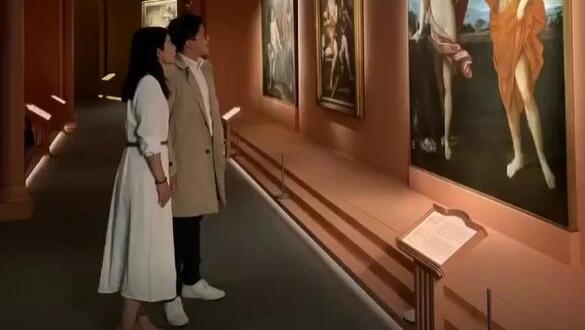 郭晶晶|郭晶晶撇下三娃，陪发福老公逛艺术馆，穿白裙十指紧扣结婚10年还腻歪