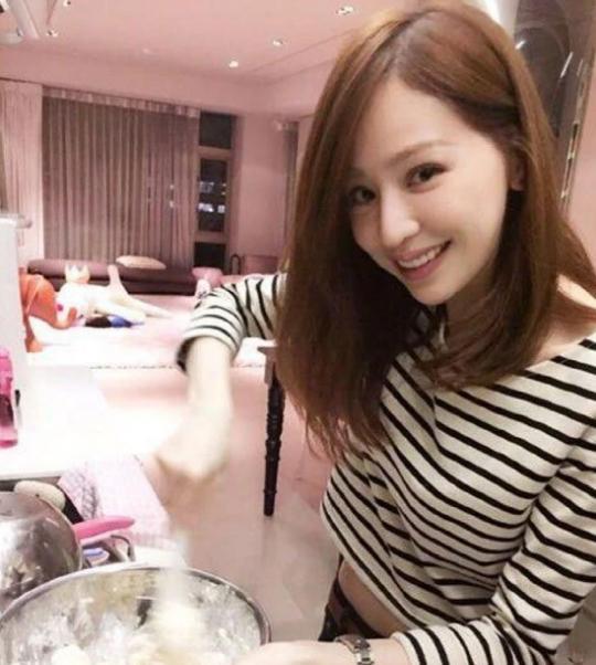 参观王心凌住的豪宅,家里设计有健身房,每天都会运动健身