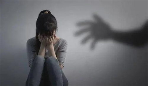2018年,56岁富豪包养21岁女学生,因其特殊癖好致子宫受损酿血案