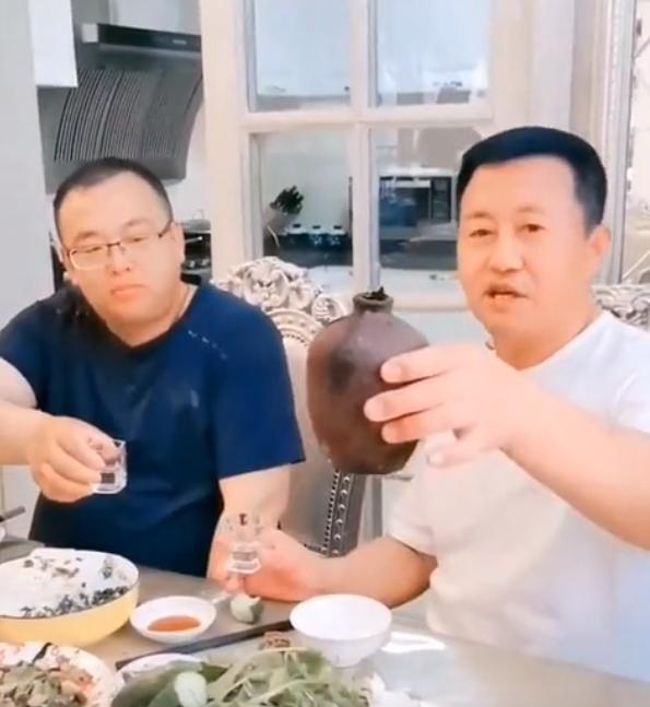 王小宝|王小宝宴请本山传媒新董事长,拿出珍藏多年好酒,吃鸭蛋配野菜