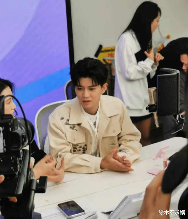 任嘉伦|任嘉伦被晒早前活动生图,状态引发关注,拍摄者:我更喜欢他古装