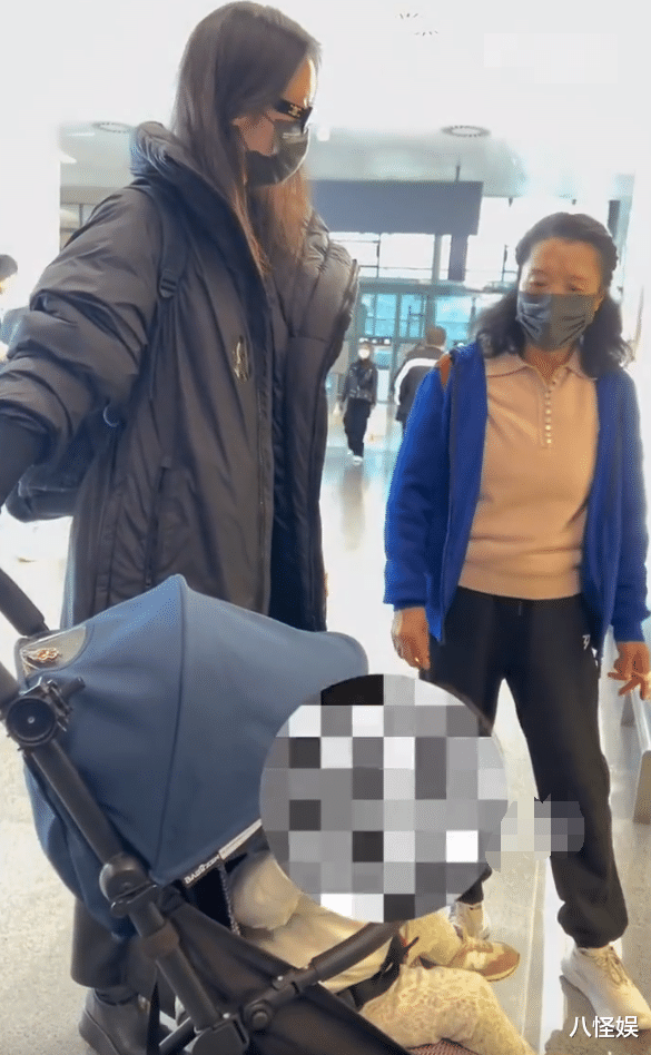 齐溪|齐溪带娃现身机场,俯身给女儿喂水好温柔,小公主呀呀学语超可爱