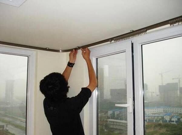 窗帘到底是罗马杆还是轨道杆好?后悔知道太晚,浪费了很多钱!