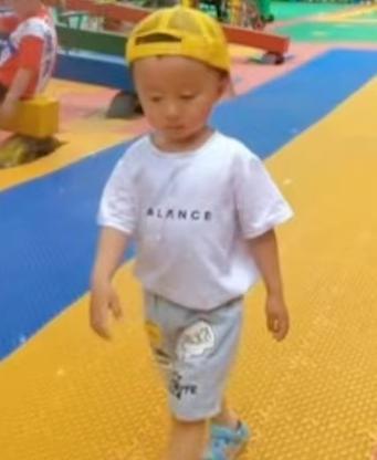 奇奇|三代一步伐,基因太强大!田静父亲分享萌娃日常,奇奇步伐成焦点