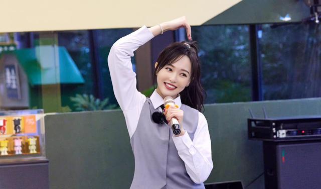 唐嫣|唐嫣跳《爱你》好甜!给胡歌霍建华罗晋演技排序,高情商回答获赞